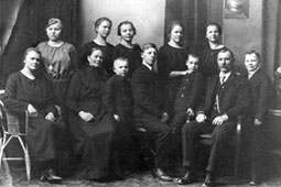 Georg und Elise mit Kindern