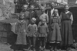 Georg und Elise mit Kindern