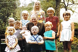 Maria Hirning mit ihren Enkelkindern